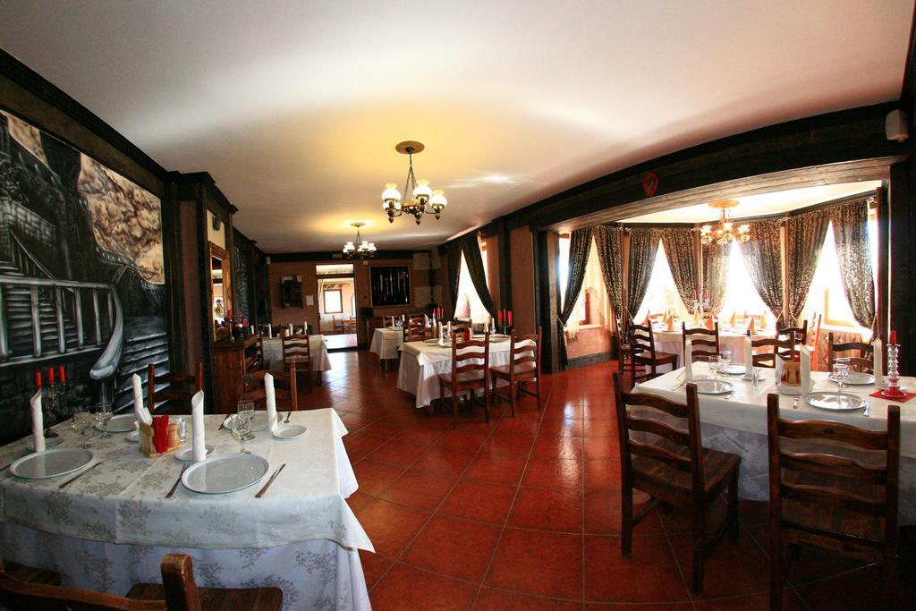 Castelul Lupilor Hotel Chimindia Buitenkant foto