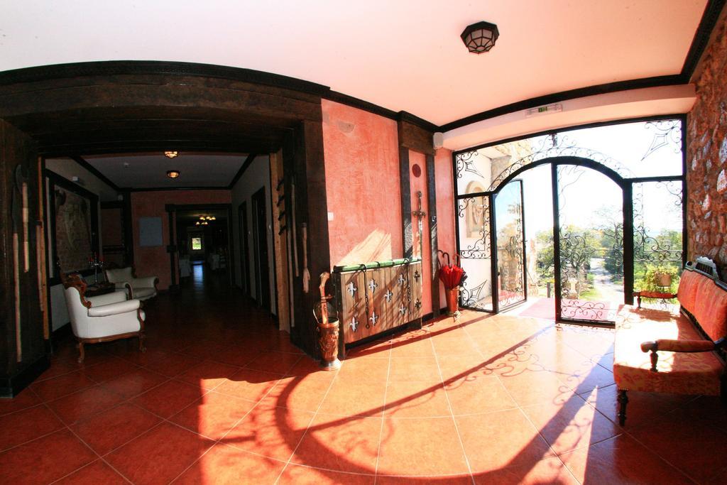 Castelul Lupilor Hotel Chimindia Buitenkant foto