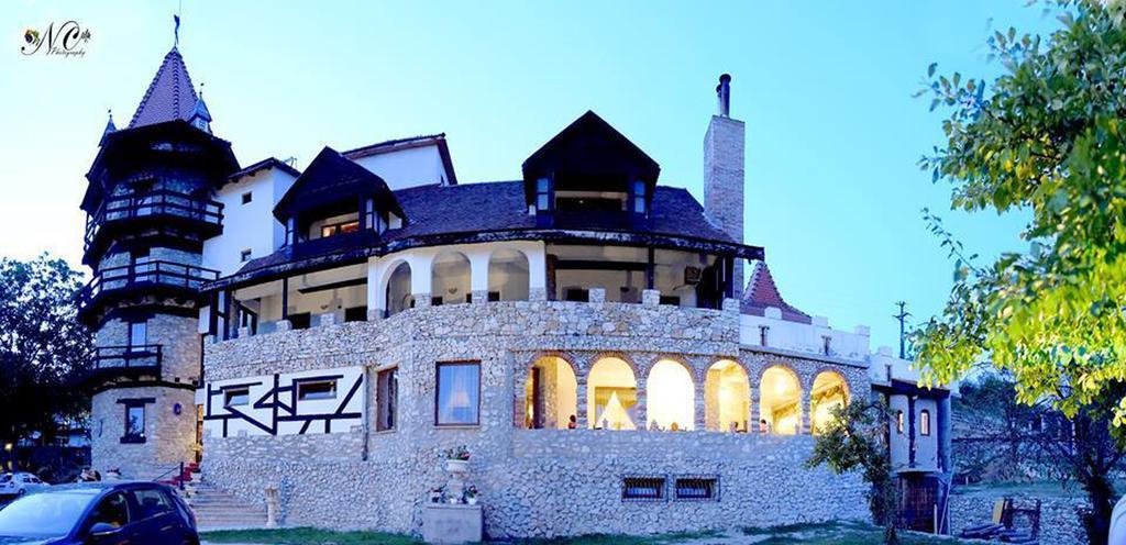 Castelul Lupilor Hotel Chimindia Buitenkant foto
